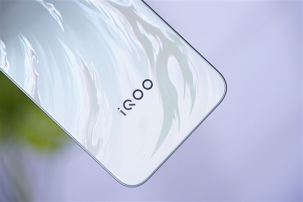 富士康组装苹果iPhone Duo整机良率仅60%多：生产线需反复调整设备