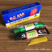 主打便携透气罔顾安全 央视曝光奇葩纸头盔：稍稍用力就能掰断