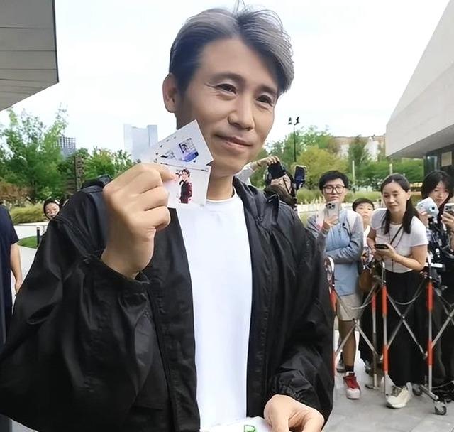 形似透明飞艇可静止浮空 成都上空出现不明飞行物：气象部门回应