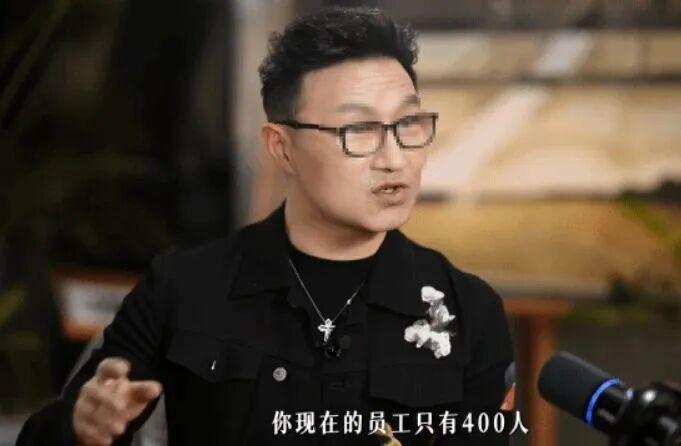 汪峰把公司1100人砍到400人，700人被裁。他说：“引入AI两个月，剩下400人干得比原来还好”，财务笑开了花。